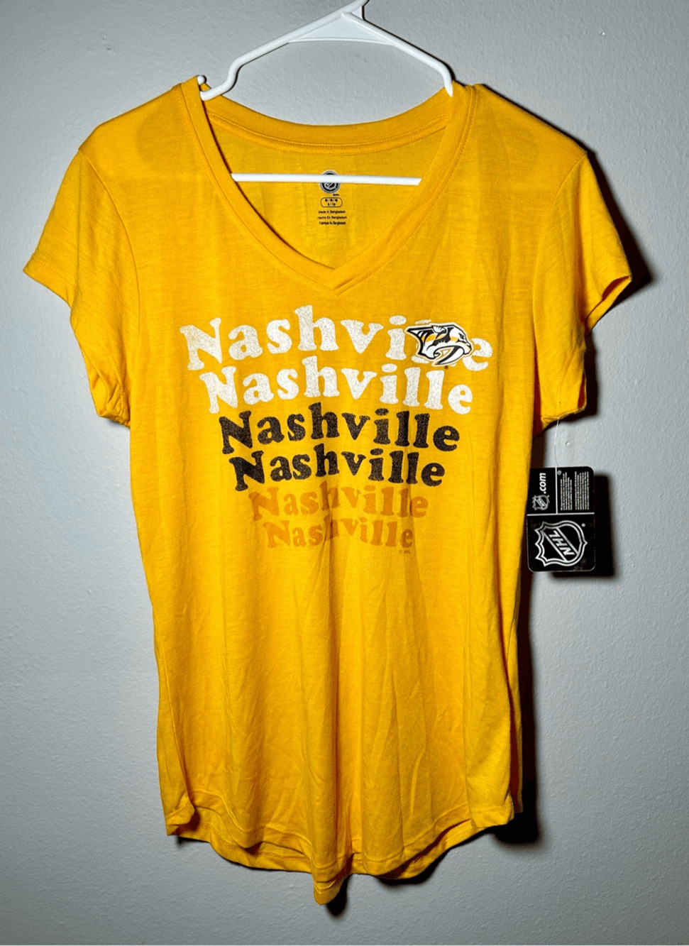 Nashville Predators NHL Women’s Gold Lightweight V-neck T-Shirt Sz M New NWT